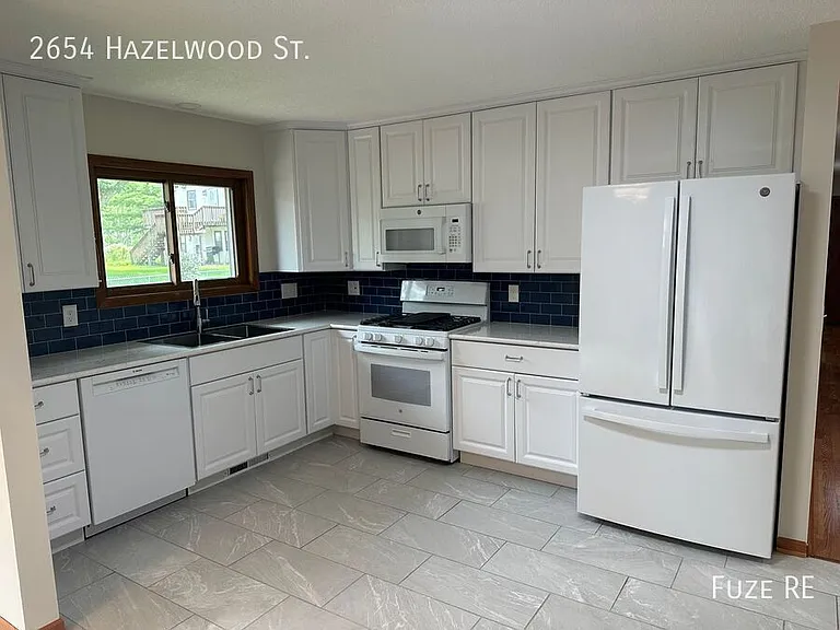 2654 Hazelwood St N — Photo 5