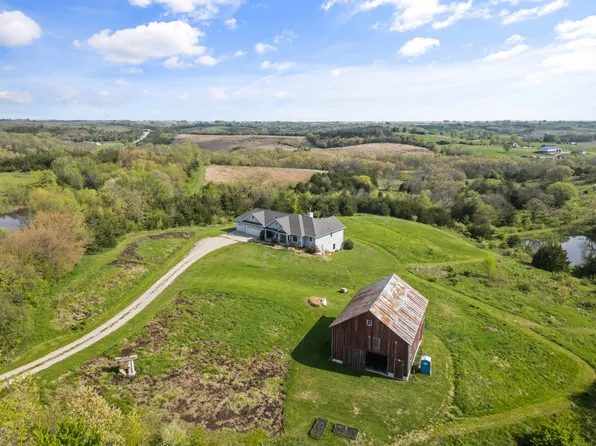 1582 N River Trl, Winterset, IA 50273