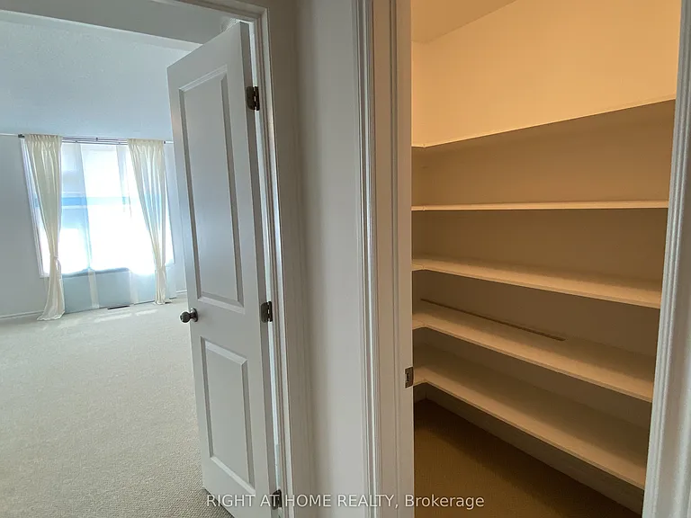 1119 Tischart Cres — Photo 15
