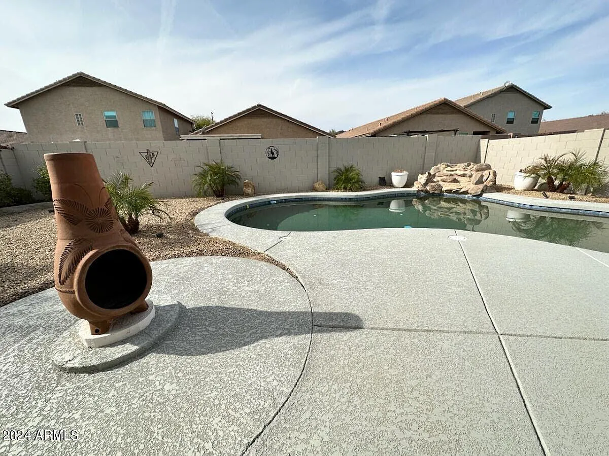 3 bed, 2.0 bath, 1720 sqft, $2,995 — Photo 2
