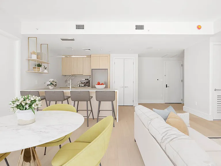 960 Franklin Ave #353 — Photo 3