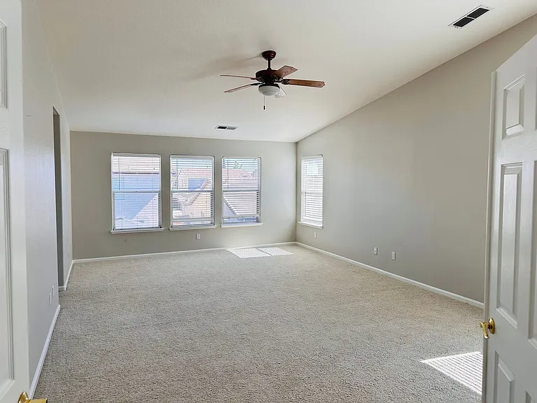 2403 Clemente Ln — Photo 35