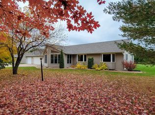 E7836 Cut Off Rd, New London, WI 54961