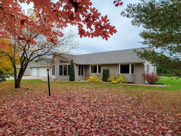 E7836 Cut Off Rd, New London, WI 54961