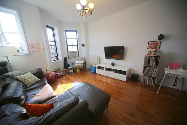 Rented by Metropolitan Realty | media 4