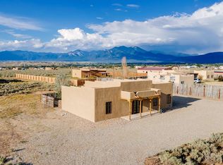 33 Cactus Flower Rd, Ranchos De Taos, NM 87557