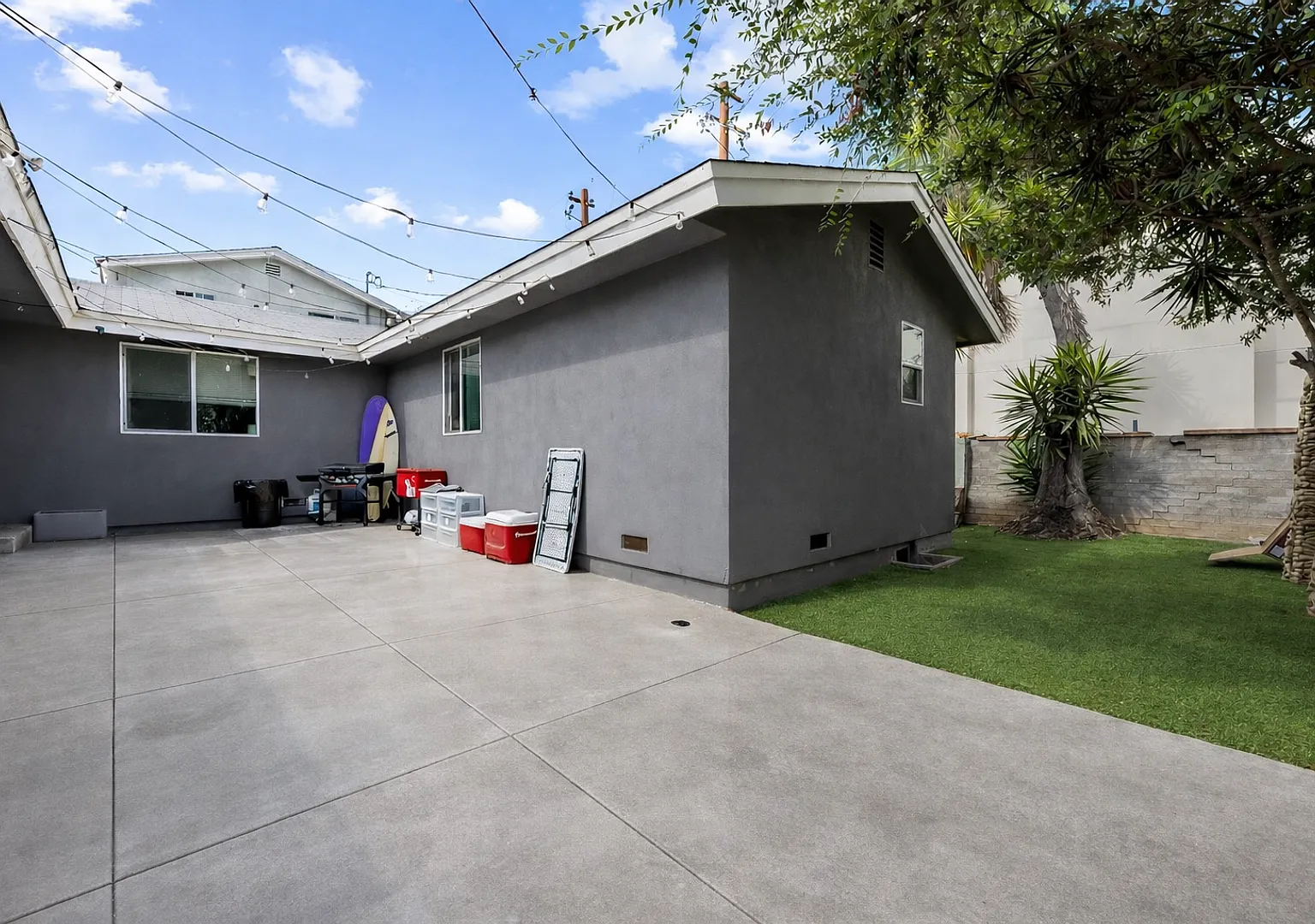Massive 8 Bed / 4 Bath Home On Mary Lane - 2 Kitchens! Private Yard, Driveway, 8 Parking Permits ... — Photo 2