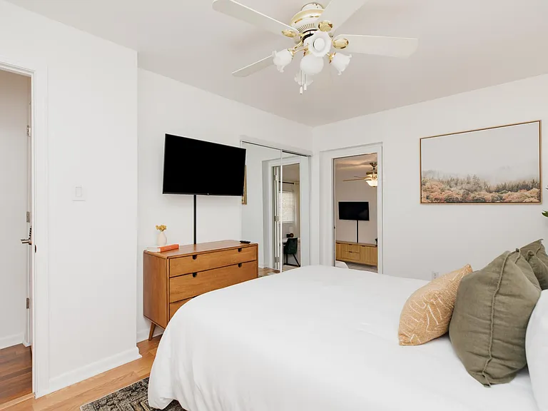 Master Bedroom w/Queen Bed & TV (CONNECTED TO BEDROOM 4)