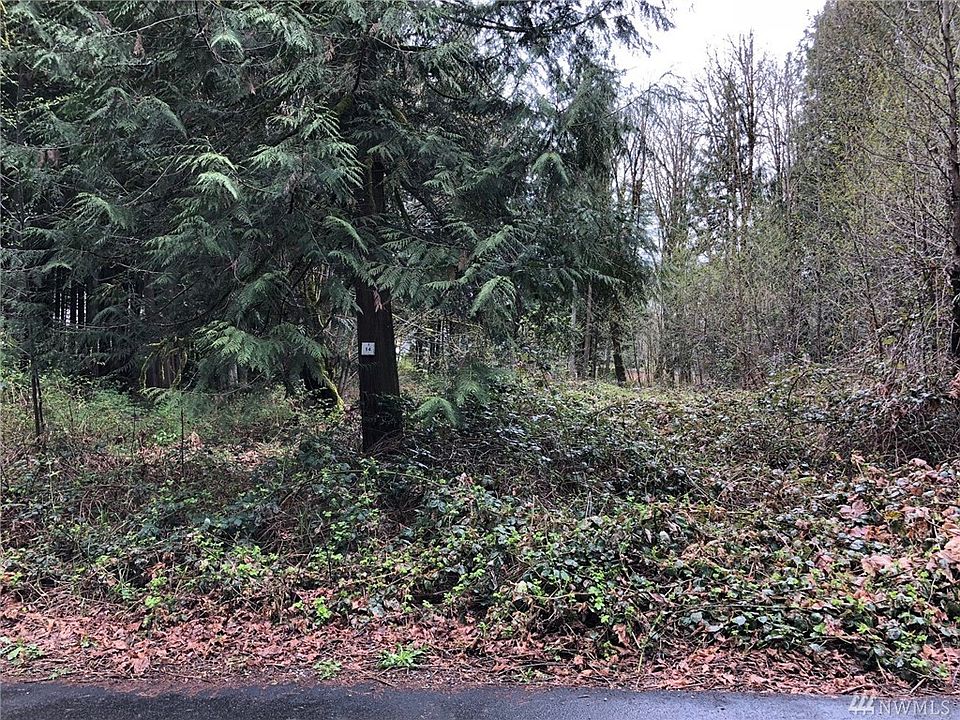 2nd image of 14 Hideaway Ln