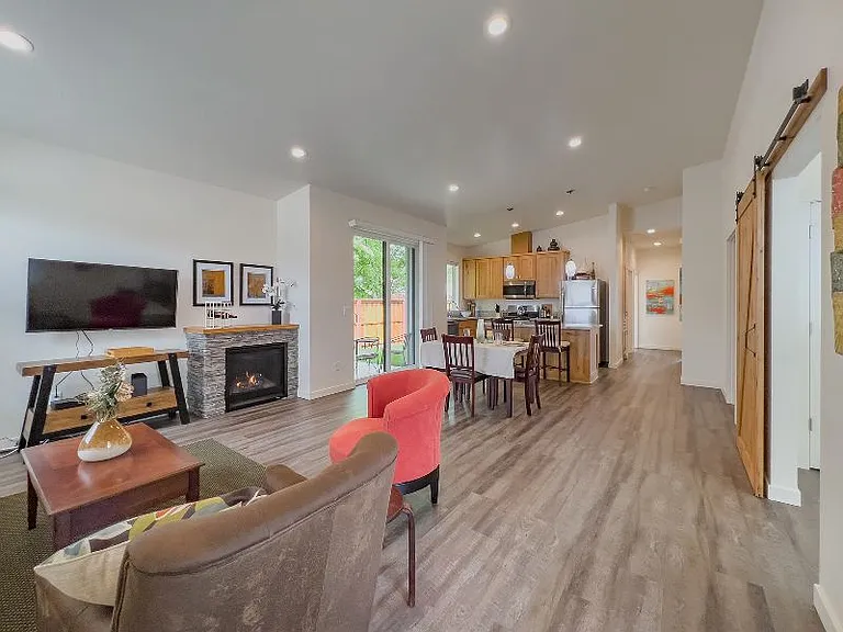 595 Silver Ln — Photo 17