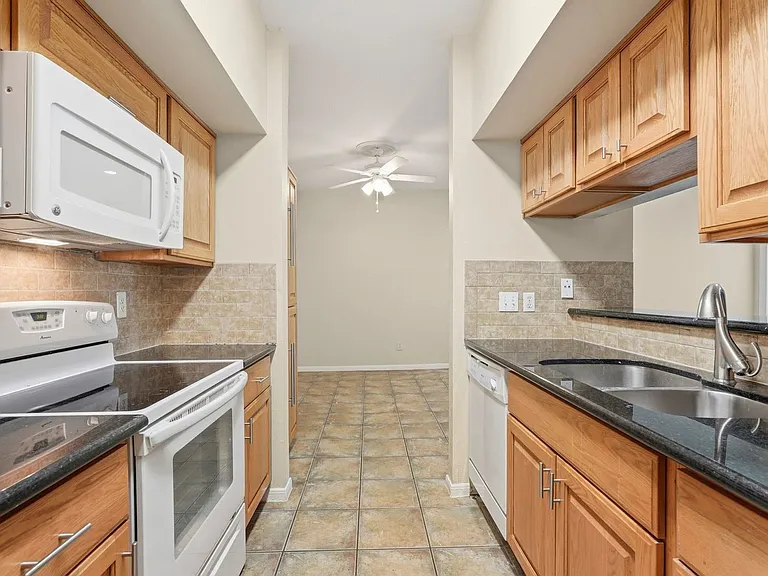 2025 Augusta Dr #605 — Photo 15