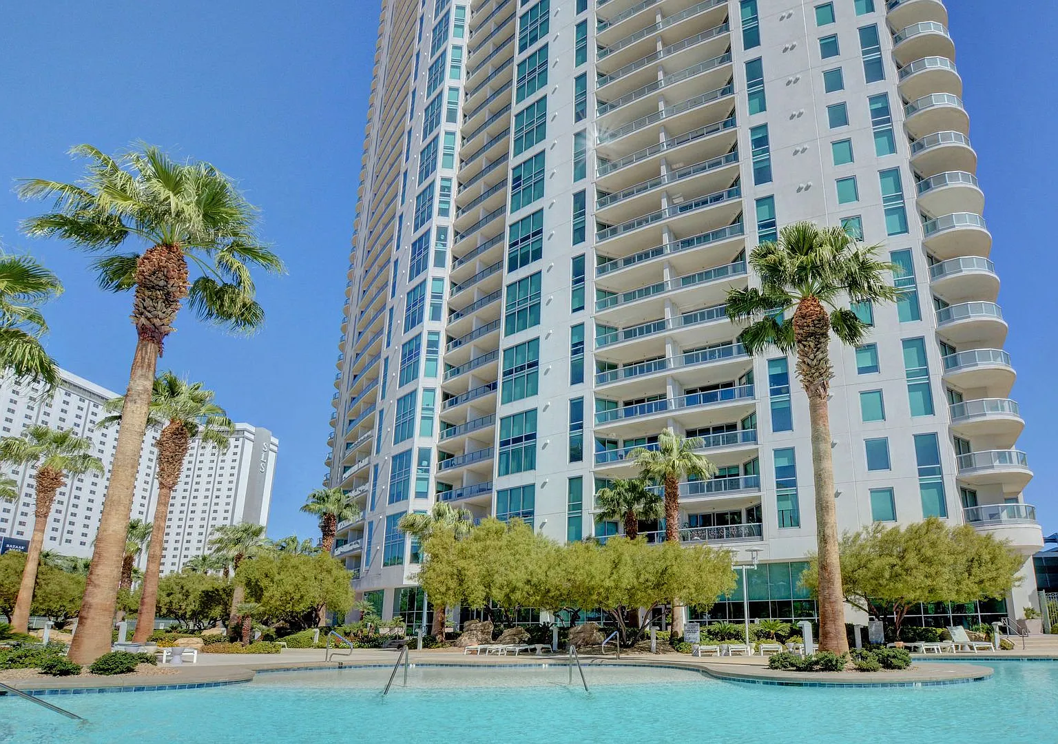 Luxury 27th Floor High-Rise at Turnberry Towers | City & Golf Views — Photo 1