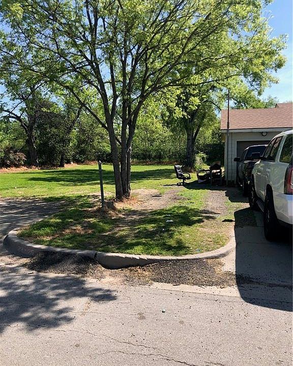 2nd image of 2929 Louise St