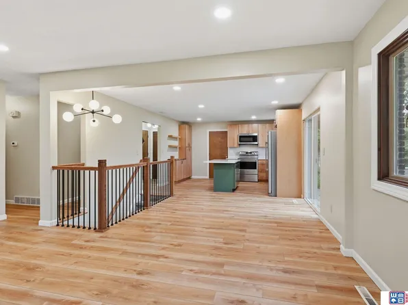 241 Wedgewood Dr, Lincoln, NE 68510