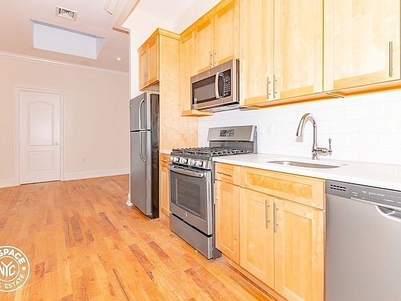 3rd image of 251 Irving Ave APT 3L