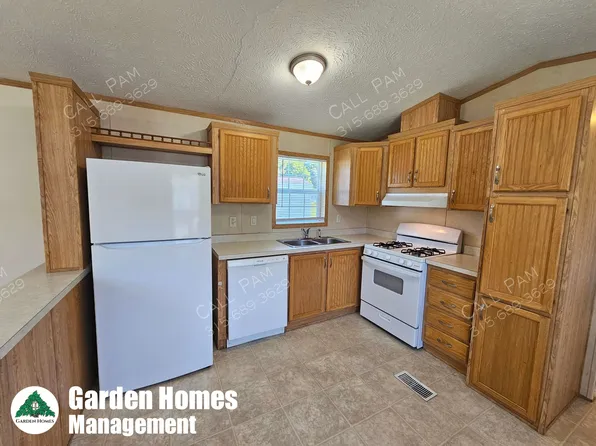 27 Woodside Ln, Weedsport, NY 13166