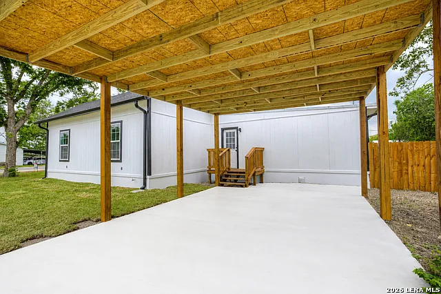 312 N Lavernia — Photo 31