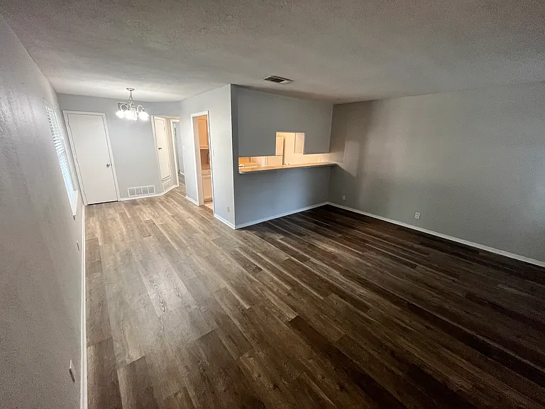 906 N Austin St — Photo 3