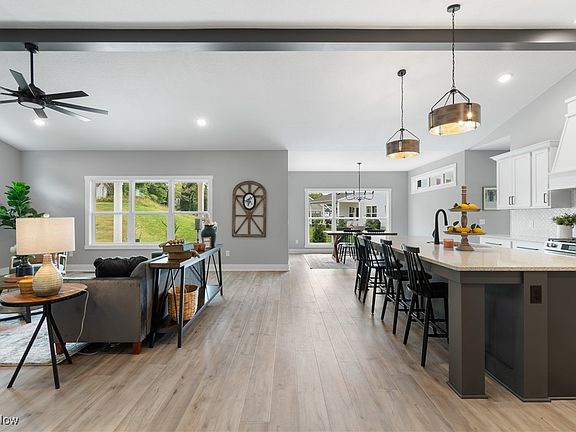 4th image of 568 Woodlands Glen Ave