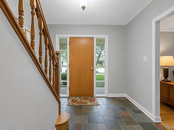 3rd image of 32229 Cambridge Dr