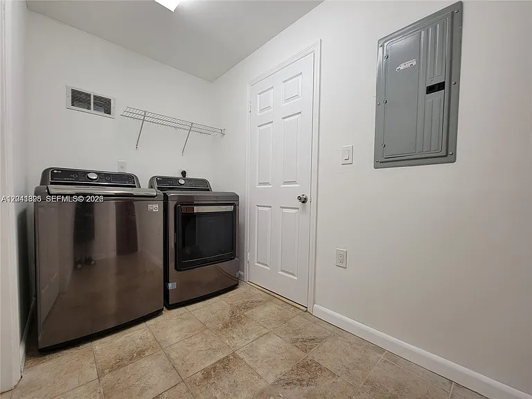 5721 Jefferson St — Photo 12