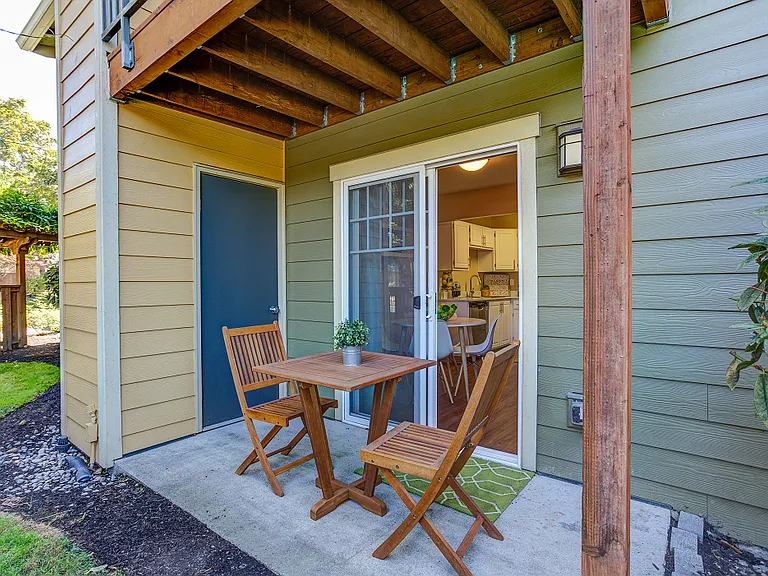 Commons at Hawthorn Village Apartments — Photo 21