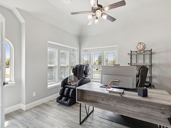 4th image of 901 Summer Ln