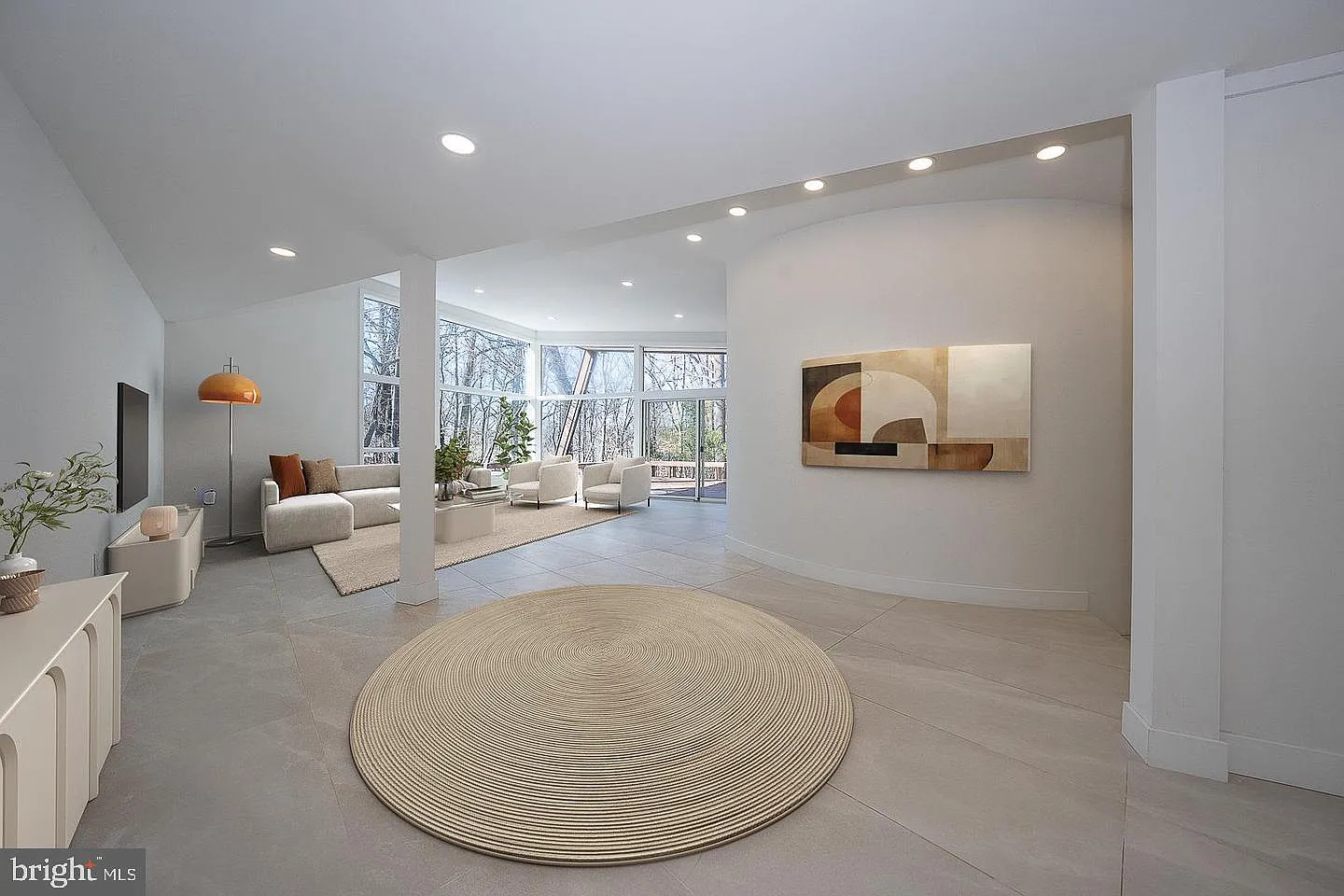 7 bed, 4.5 bath, 7542 sqft, $11,500 — Photo 2