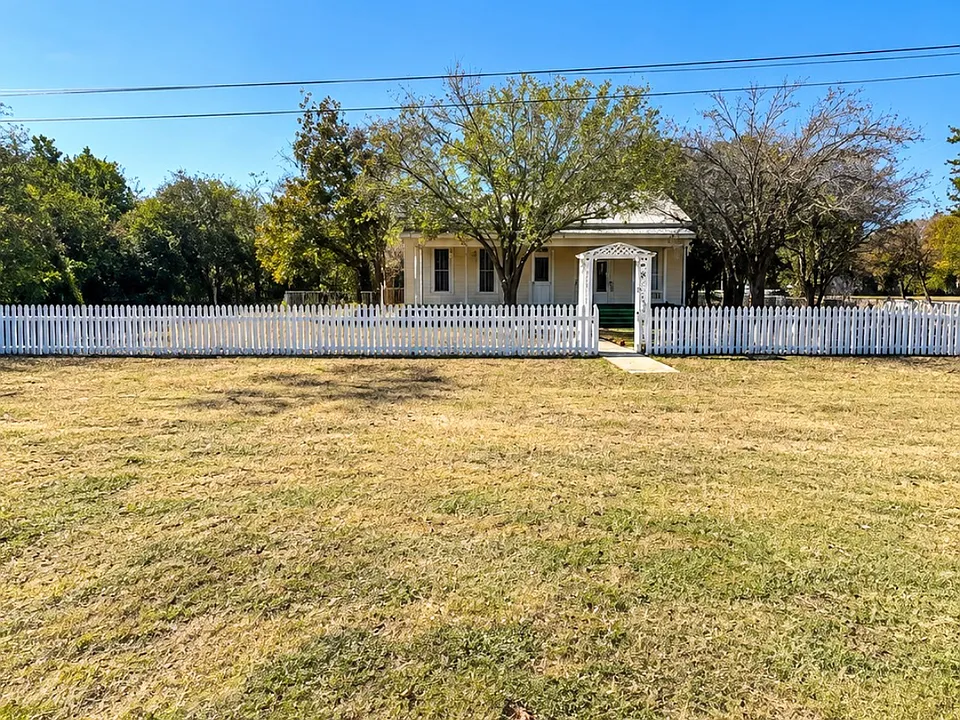302 S Burleson St