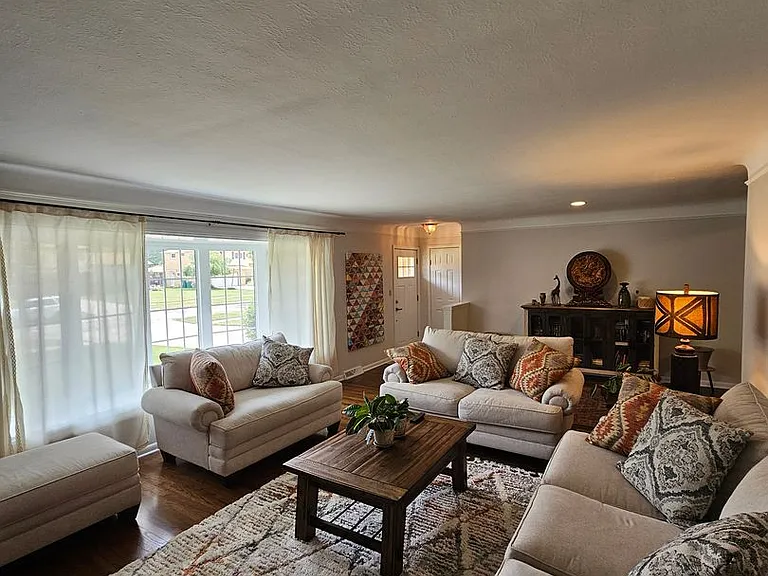 5648 Beacon Hill Dr — Photo 3