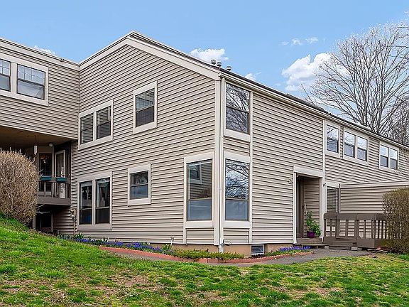 3rd image of 35 Stevens Pl