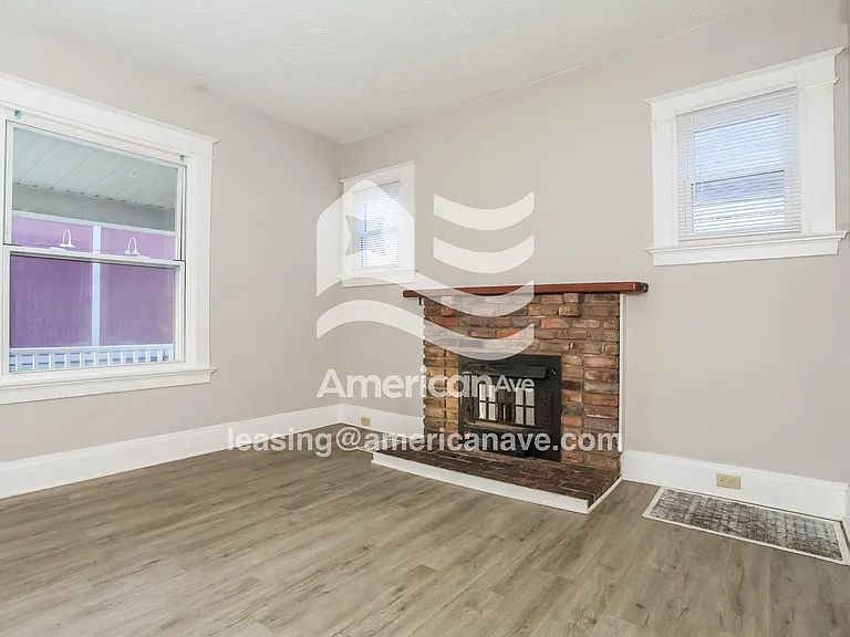 655812_003_wm_-_living_room_13136659.jpg