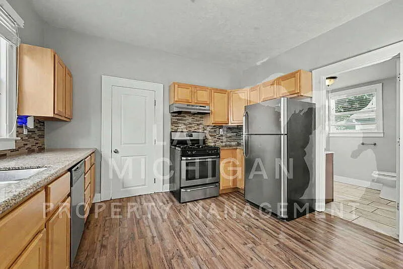 4 bed, 2.0 bath, 1760 sqft, $1,995 — Photo 3