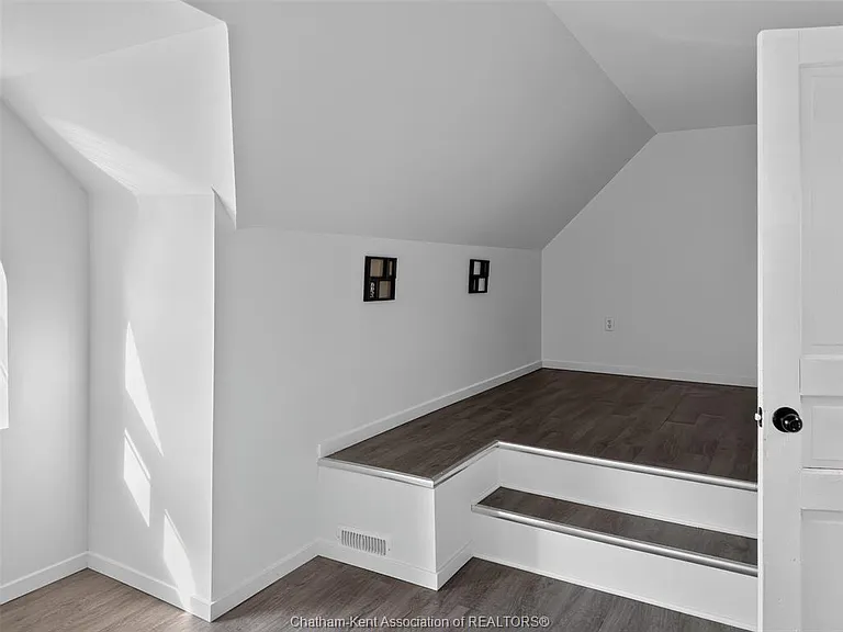 598 Park Ave W — Photo 32