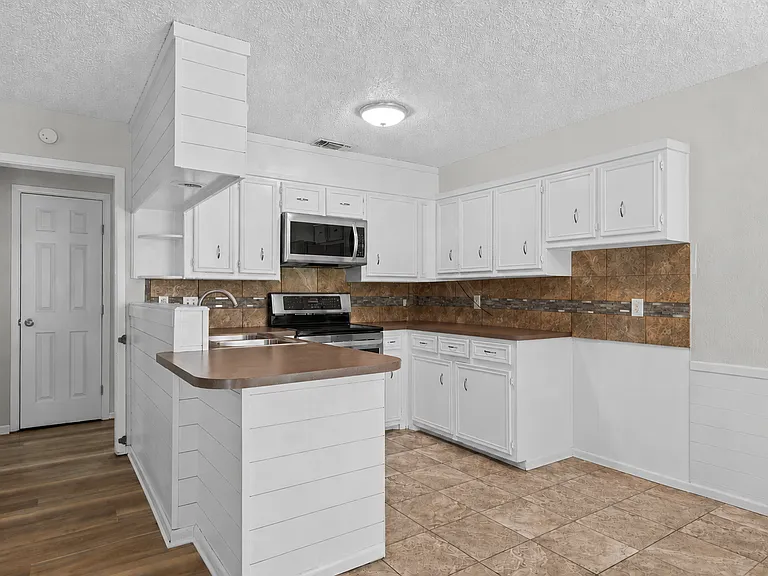 9616 Belmont Ave — Photo 5