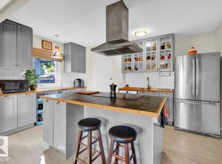 10548 40th St NW, Edmonton, AB T6A1T1