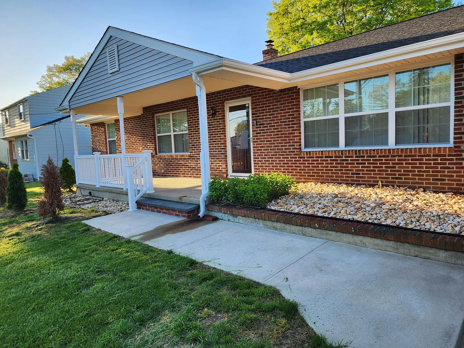 3 bed, 1.5 bath, 1331 sqft, $2,600 — Photo 2