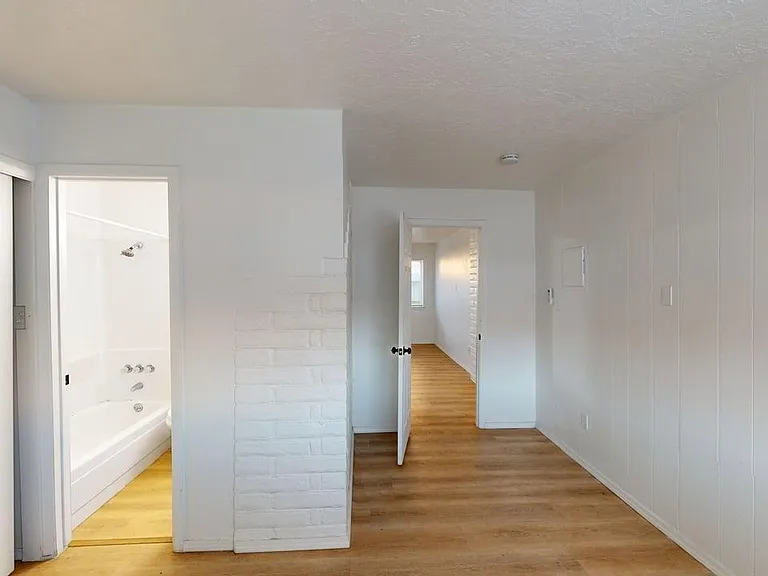 Updated and Very Private 1 Bedroom Apt with a Yard — Photo 11