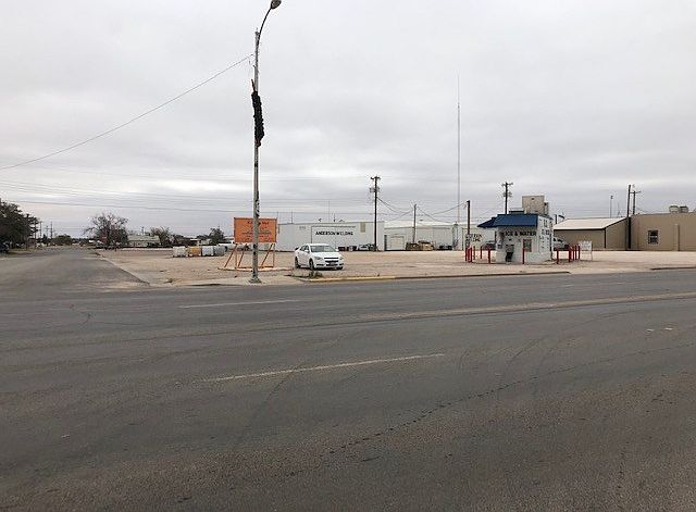 2nd image of 601 N Main St