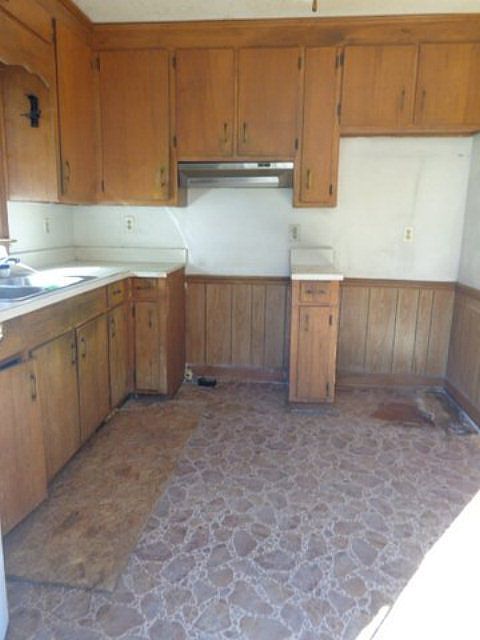 2nd image of 810 Crawford St S