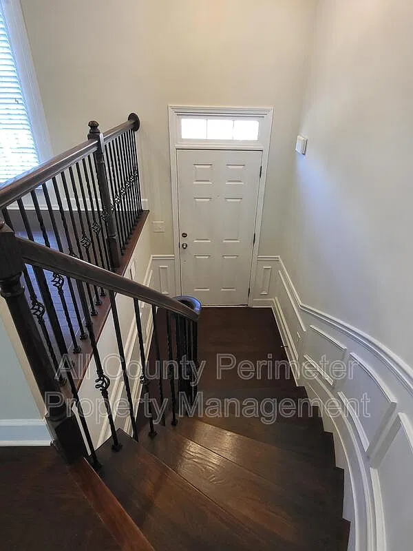 3 bed, 3.5 bath, 2710 sqft, $2,995 — Photo 2