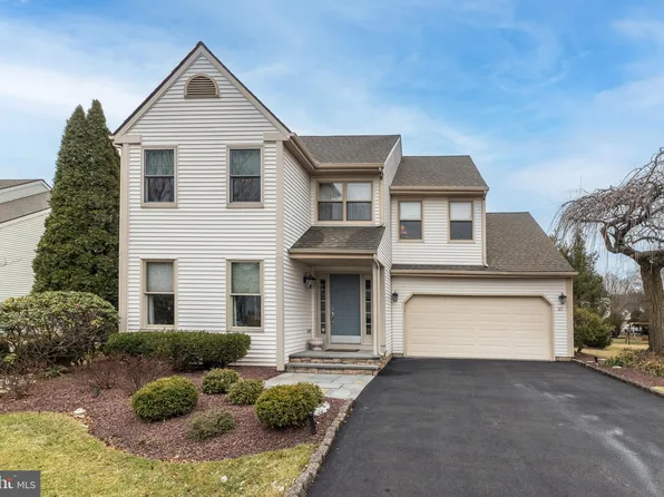 27 Diamond Dr, Newtown, PA 18940