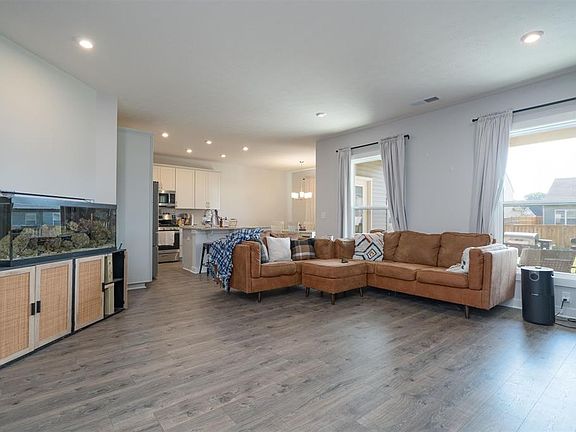 4th image of 2061 Pebblewood Dr