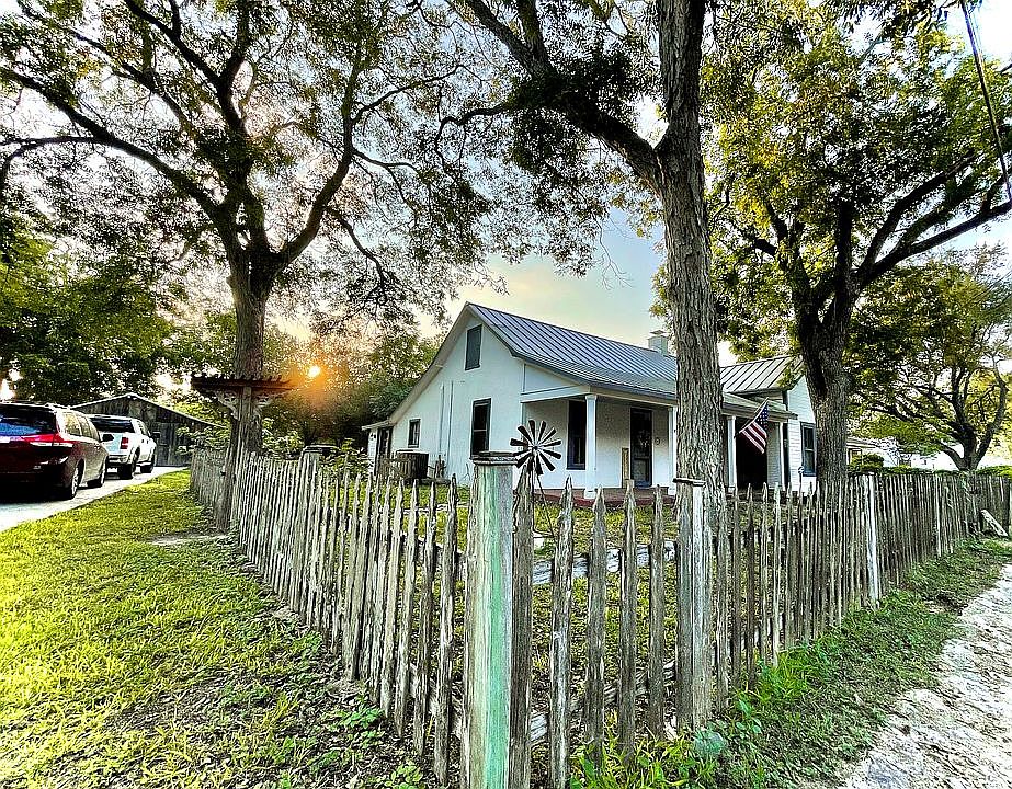 1st image of 1105 Alamo St