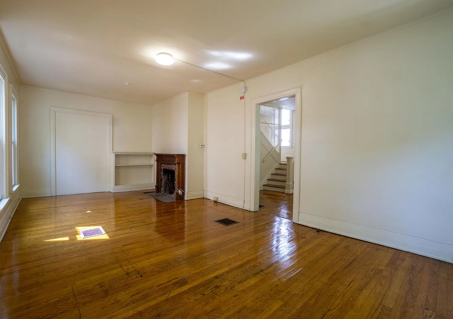 116 Victoria - AVAIL 6/1/2027 - Charming 5 bedroom Home with Hardwoods Short Walk To Eateries and... — Photo 3