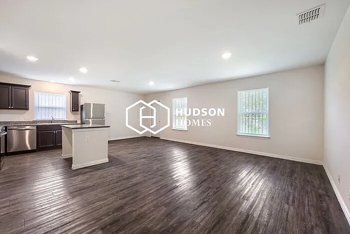 3 bed, 2.0 bath, 1298 sqft, $1,595 — Photo 4