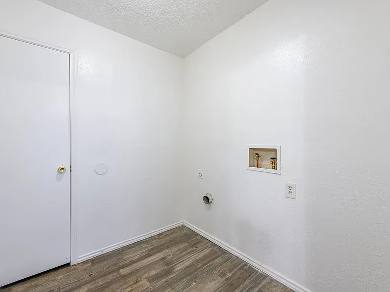 4605 & 4607 Menzer Rd — Photo 24