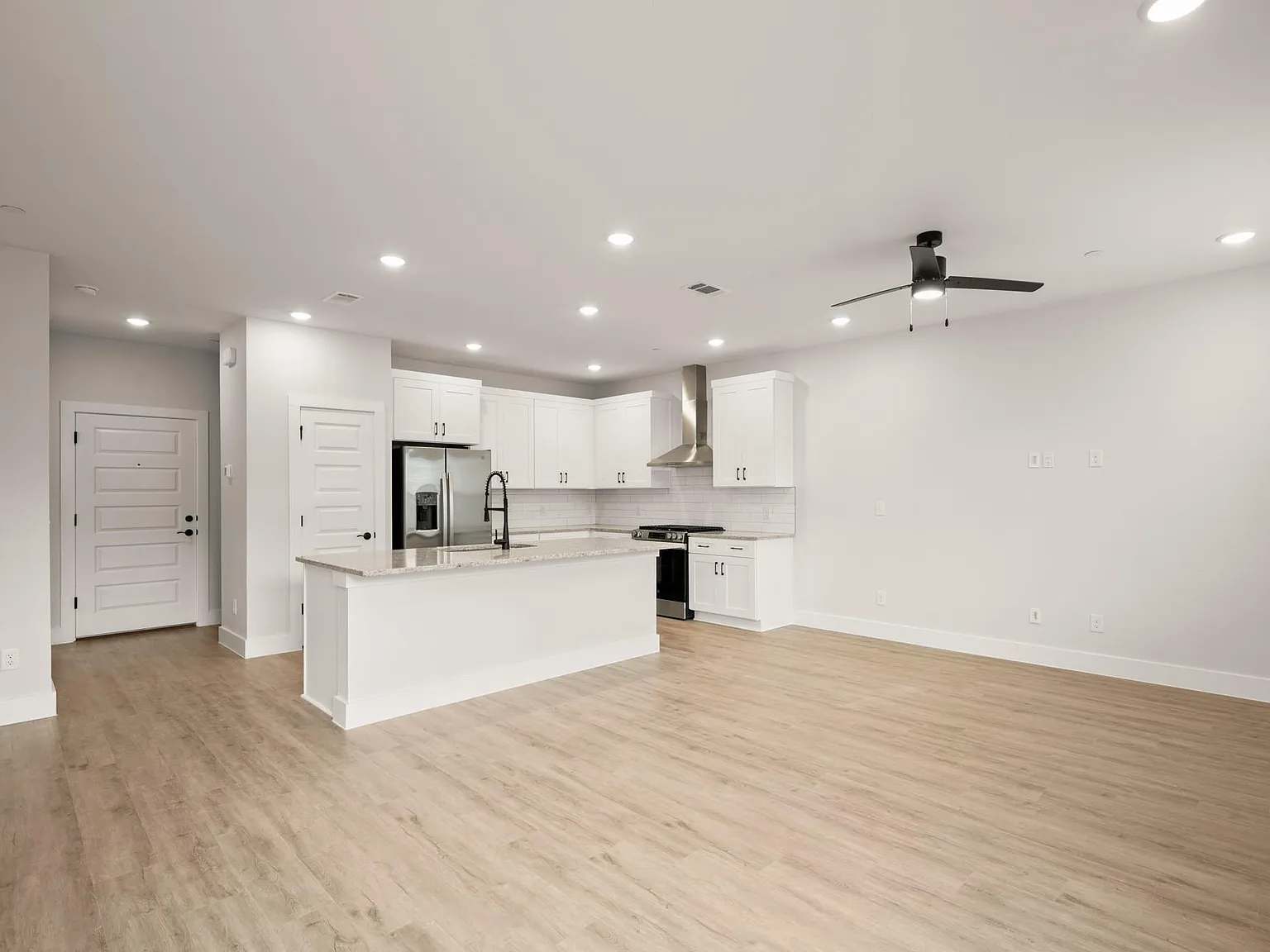 4 bed, 2.5 bath, 1964 sqft, $3,734 — Photo 3