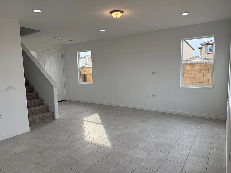 2858 E Tierra Dr — Photo 2