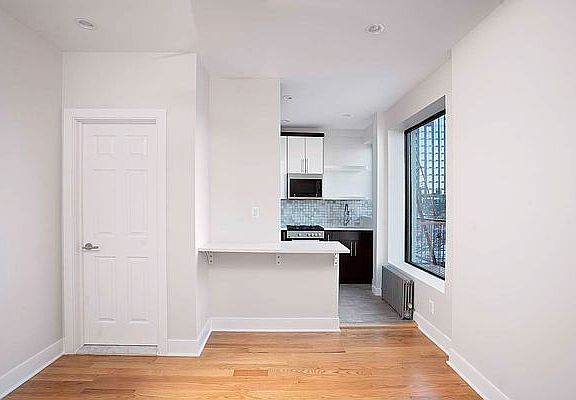 4th image of 40-16 Crescent St #55